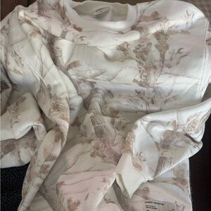 Comfrt crewneck sweatshirt